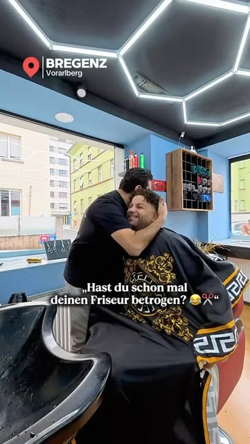 Barbier und zufriedener Kunde im Salon in Bregenz