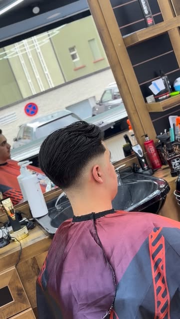 Kunde mit voluminöser Tolle und engem Fade an den Seiten