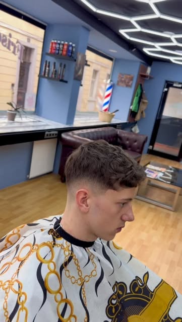 Lockiges Deckhaar mit sauberem Fade-Übergang